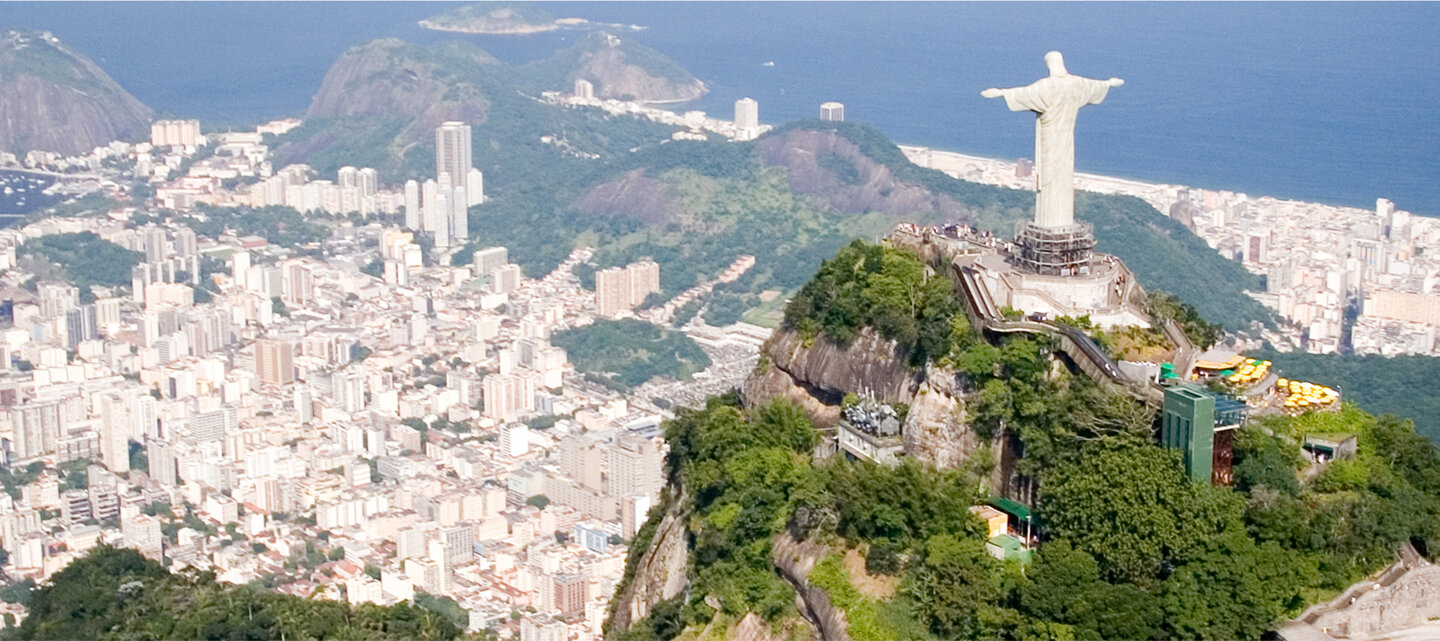 de braços abertos para o rio.
